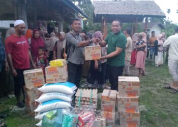 Calon Bupati Aceh Timur Sulaiman Tole Menjenguk Warga Terkena Banjir Di Gampong Blang Seunong