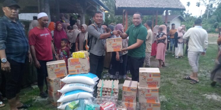 Calon Bupati Aceh Timur Sulaiman Tole Menjenguk Warga Terkena Banjir Di Gampong Blang Seunong