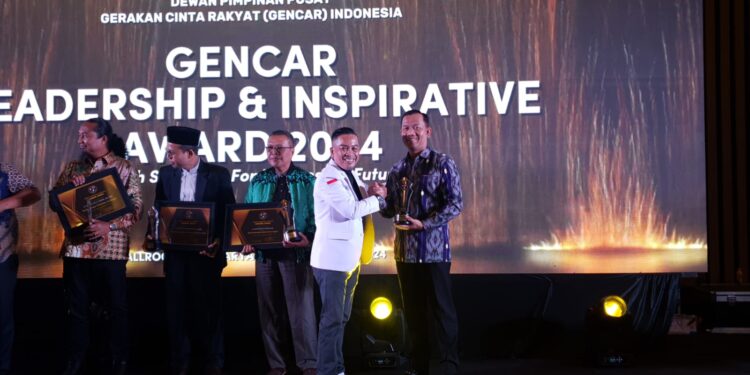 M. Raimon Lauri AR. S.STP. M.Si Salah Satu Penerima Gencar Leadership Award 2024