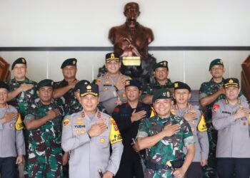 Kapolres Gowa Dampingi Kapolda Sulsel Silaturahmi Ke Pangdiv 3 Kostrad Pakatto