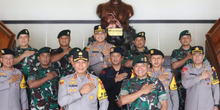 Kapolres Gowa Dampingi Kapolda Sulsel Silaturahmi Ke Pangdiv 3 Kostrad Pakatto