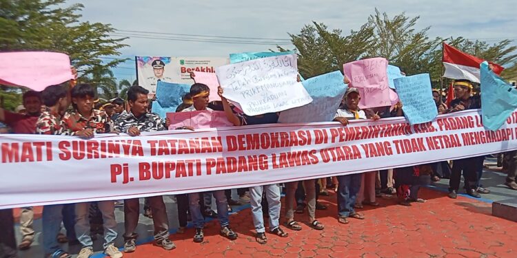 Diduga Pj Bupati Tidak Netral Jelang Pilkada, Ribuan Massa Gerubuk Kantor Bupati Paluta