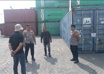 Kapolres Pelabuhan Makassar Pimpin Langsung Pengamanan Logistik Pilkada Serentak