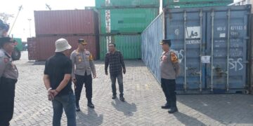 Kapolres Pelabuhan Makassar Pimpin Langsung Pengamanan Logistik Pilkada Serentak