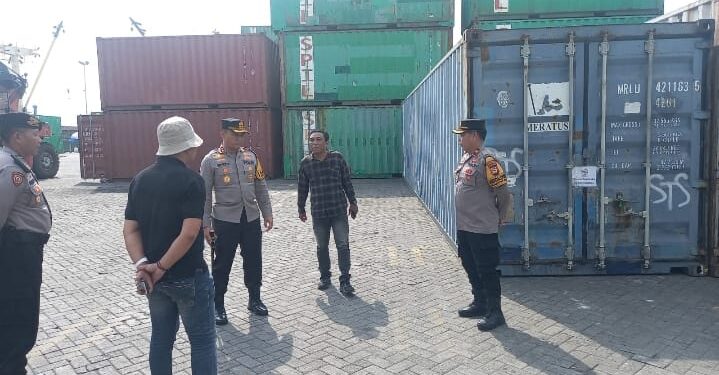 Kapolres Pelabuhan Makassar Pimpin Langsung Pengamanan Logistik Pilkada Serentak