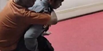 Kepedulian Abdi Negara: Personil Polri di Pelabuhan Soekarno Hatta, Bantu Penumpang Sakit