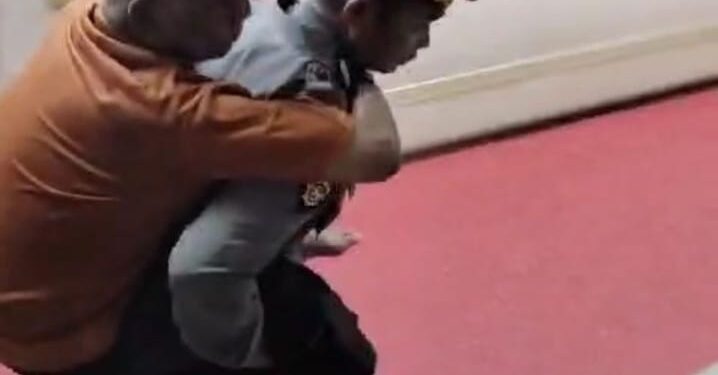 Kepedulian Abdi Negara: Personil Polri di Pelabuhan Soekarno Hatta, Bantu Penumpang Sakit