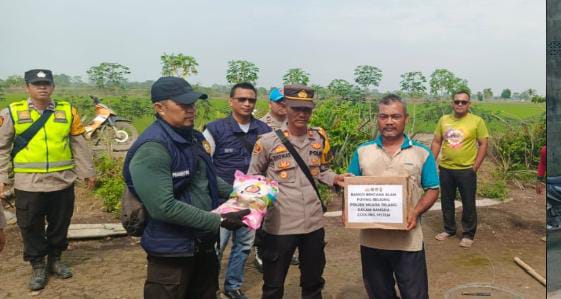 Respon Cepat Polsek Muara Telang Berikan Bantuan Kepada Korban Angin Puting Beliung