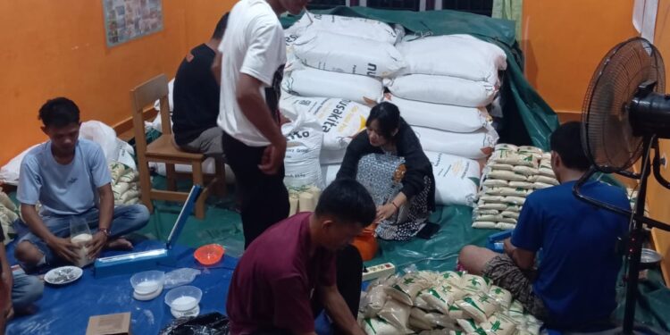 Sinergi Desa Dan BUMN, Warga Terima Gula Hasil Panen Kebun Desa