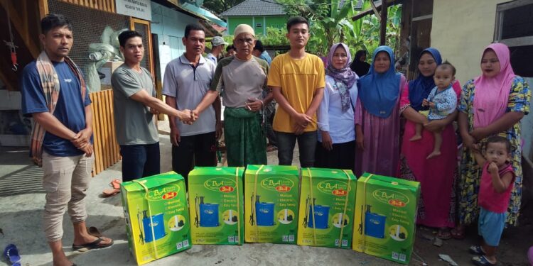 Pemerintahan Kampung Buntul Musara Bagikan Alat Pertanian Kepada 199 KK