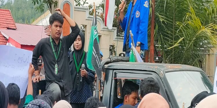 Paslon Langgar Aturan Pemasangan APK Panwaslih Aceh Tengah Tidur