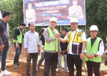 Kapolres Banyuasin Laksanakan Peletakan Batu Pertama Bedah Rumah Di Desa Rantau Harapan