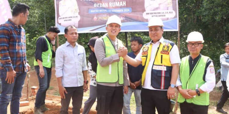 Kapolres Banyuasin Laksanakan Peletakan Batu Pertama Bedah Rumah Di Desa Rantau Harapan