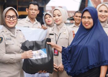 Menyambut HUT Korpri Ke-53, Korpri Polda Sumsel Bagikan Sembako Kepada Warga