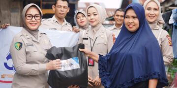 Menyambut HUT Korpri Ke-53, Korpri Polda Sumsel Bagikan Sembako Kepada Warga