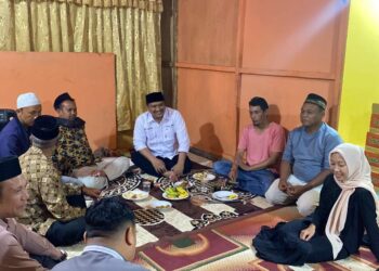 Calon Wakil Bupati Eka Saputra Melayat Ke rumah Duka Ibunda Win Sukri