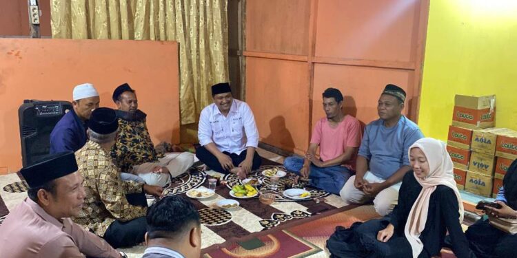 Calon Wakil Bupati Eka Saputra Melayat Ke rumah Duka Ibunda Win Sukri