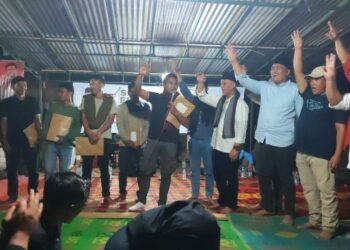 Penyerahan 5 SK Tim Kordes Permukiman Wih Dusun Jamat Oleh Shabela – Eka Saputra