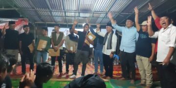 Penyerahan 5 SK Tim Kordes Permukiman Wih Dusun Jamat Oleh Shabela – Eka Saputra