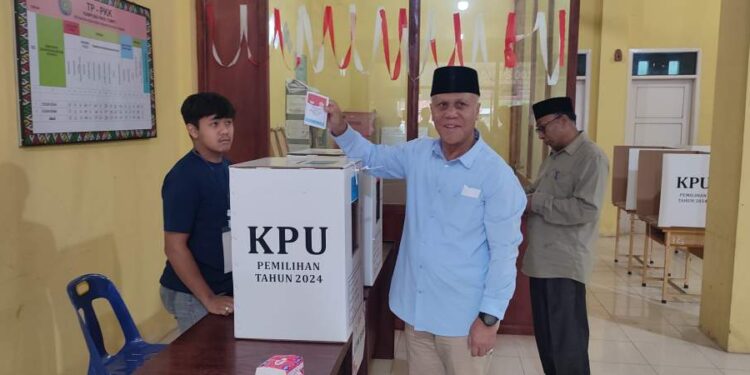 Calon Bupati Shabela Abu Bakar Berikan Hak Pilih Di TPS Paya Tumpi I 