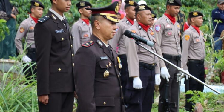Wakapolres Aceh Tengah Pimpin Pemakaman Tradisi Kepolisian Alm Briptu Alhudani Mahara