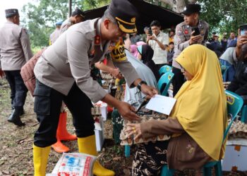 Jumat Berkah, Kapolres Aceh Tengah Serahkan Paket Sembako Kepada 20 Warga Kampung Mulie Jadi