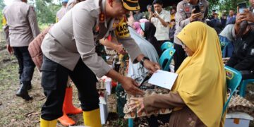 Jumat Berkah, Kapolres Aceh Tengah Serahkan Paket Sembako Kepada 20 Warga Kampung Mulie Jadi