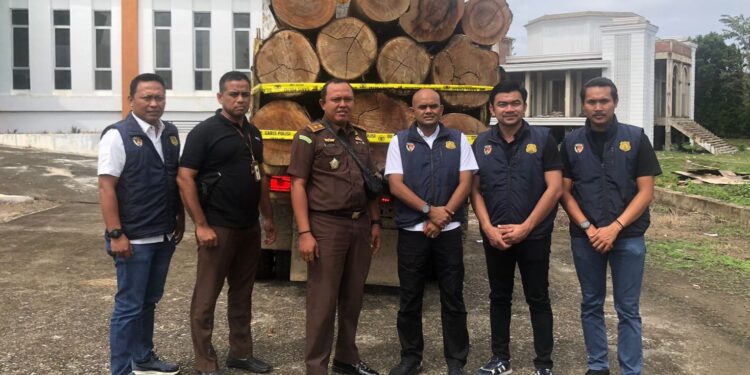 Penyidik Polda Aceh Serahkan Dua Tersangka Illegal Logging Ke Jaksa