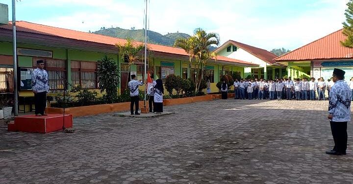 MAN 1 Aceh Tengah Melaksanakan Upacara Memperingati Hari Guru Nasional Ke 79