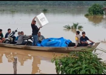 Melintasi Banjir Dan Sungai, Perjalanan Logistik Pilkada Kampar Menuju Rantau Kasih