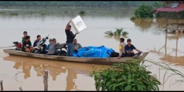 Melintasi Banjir Dan Sungai, Perjalanan Logistik Pilkada Kampar Menuju Rantau Kasih