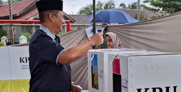 Armia Pahmi Coblos Surat Suara Di TPS 001 Desa Bukit Tempurung