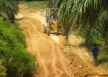 Oyon Dan Kolega Perbaiki Jalan Penghubung Antar Desa Di Mukti Lincir