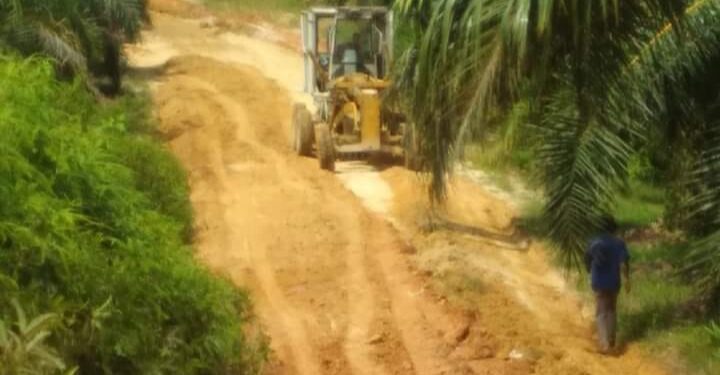 Oyon Dan Kolega Perbaiki Jalan Penghubung Antar Desa Di Mukti Lincir