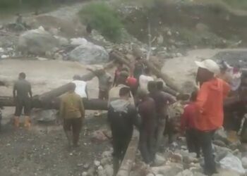 Masyarakat Gegarang Dan Pasir Putih Bergotong Royong Bangun Jembatan Sementara