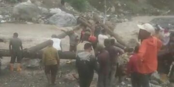 Masyarakat Gegarang Dan Pasir Putih Bergotong Royong Bangun Jembatan Sementara