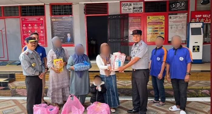 Kakanwil Kemenkumham Aceh Bersama Karutan Takengon Bagikan Sembako Bagi Keluarga WBP Dan Anak Yatim