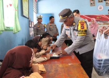 Polres Banyuasin Kembali Bagikan Makanan Sehat Bergizi Di SD Negeri 28 Suka Moro