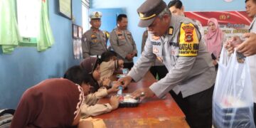 Polres Banyuasin Kembali Bagikan Makanan Sehat Bergizi Di SD Negeri 28 Suka Moro