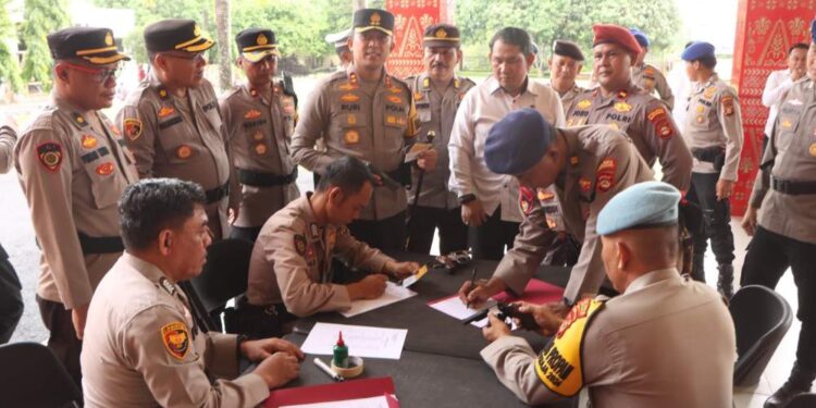 Kapolres Banyuasin Lakukan Pengecekan Dan Pengawasan Senjata Api Dinas