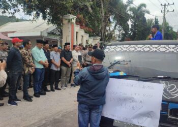 Tuding Terjadi Money Politik Di Pilkada, Mahasiswa Gelar Aksi Di Depan Kantor DPRK Aceh Tengah