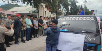 Tuding Terjadi Money Politik Di Pilkada, Mahasiswa Gelar Aksi Di Depan Kantor DPRK Aceh Tengah