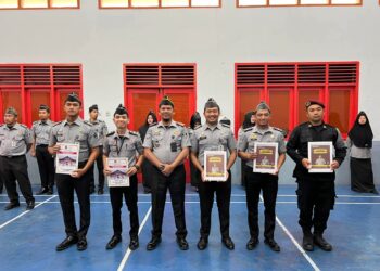 Penyematan Pangkat Satu Tingkat Dan Penyerahan Reward Kepada Pegawai Rutan Takengon