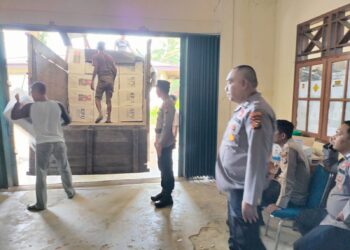 Kapolsek Tambang Pimpin Lansung Pengawalan Logistik Ke KPUD Kampar