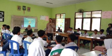 Kanit Binmas Polsek Tambang Sosialisasi Bahaya Narkoba Di SMPN Satap Perambahan