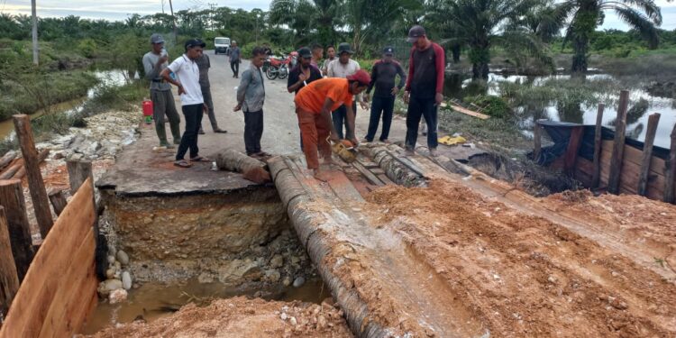Jalan Putus Akibat Banjir, Kembali Normal Berkat Kerja Keras BPBD Dan Gotong Royong Masyarakat
