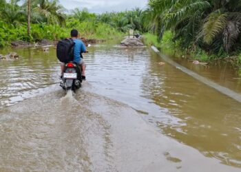 Masih Tergenang Air Banjir Masyarakat Minta Rekanan Tambah 100 Meter Ditimbun