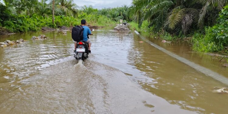 Masih Tergenang Air Banjir Masyarakat Minta Rekanan Tambah 100 Meter Ditimbun