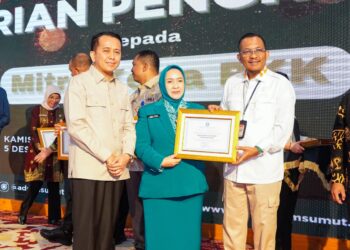 Kadis Kominfo Sumut Terima Penghargaan Sebagai Mitra Kerja PKK