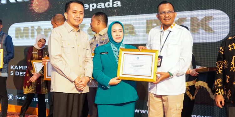 Kadis Kominfo Sumut Terima Penghargaan Sebagai Mitra Kerja PKK